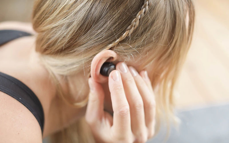 Why Using Earbuds is Hurting Your Ears – Smart Mindsets